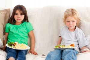 Cho trẻ xem tivi trong lúc ăn có tác hại gì?